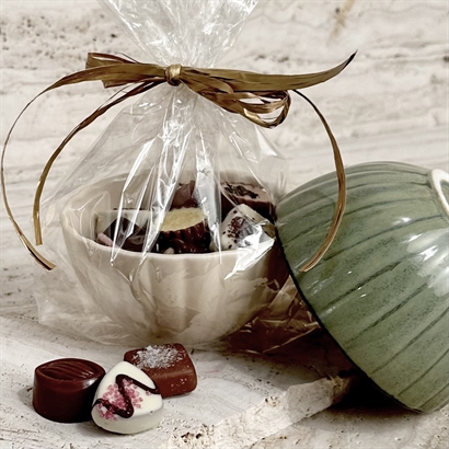 Enfärgad Bloomingville Keramikskål med 15 Belgiska Gourmet Dessertchoklad